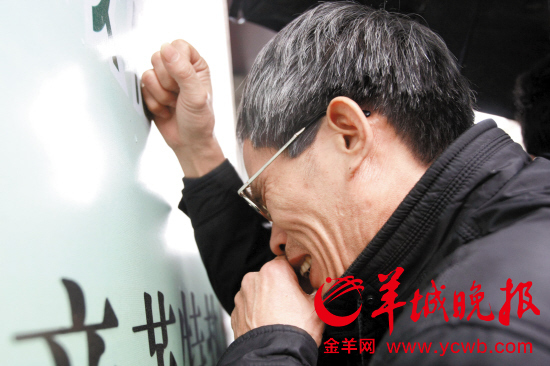 　　2月18日，林森浩一审被判死刑，其父法庭外掩面哭泣 IC供图