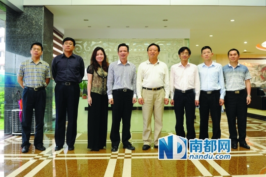 大鹏新区管委会主任何永志(左五)到瓷爱谷调研。