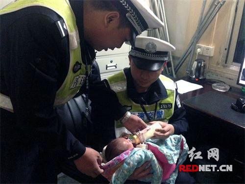 (民警们照看小宝宝)