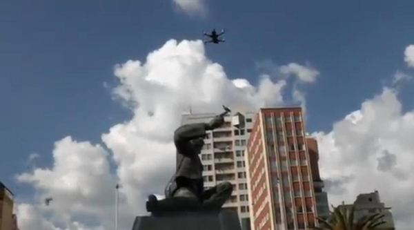 玻利维亚男子用废品制作无人机 可持续飞20分