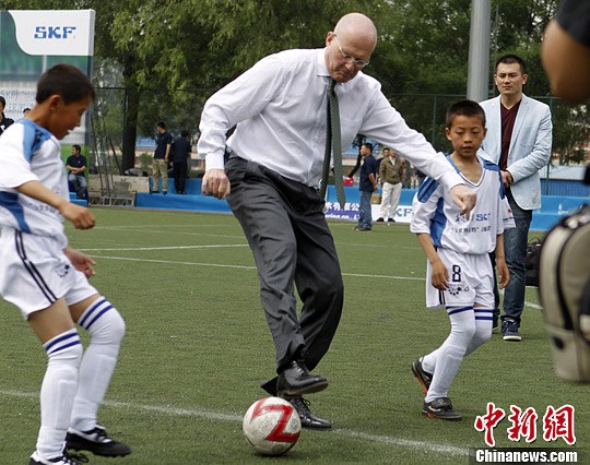 瑞典驻华大使与中国希望工程小学生拼球技