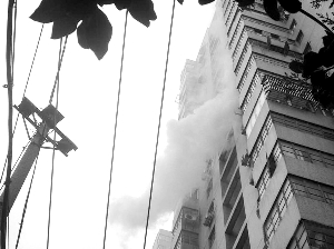 　　火灾现场冒出浓烟网络图片