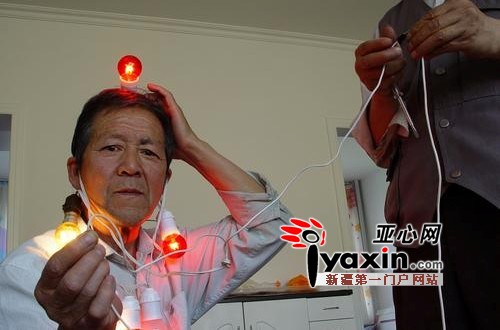 新疆阿勒泰市77岁电人 每天坚持做电流按摩