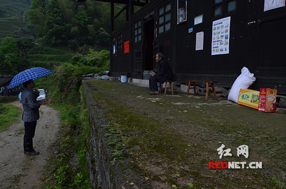 (残疾老人米庆福家前,刚出门的杨一中又想起了要嘱咐的事。)