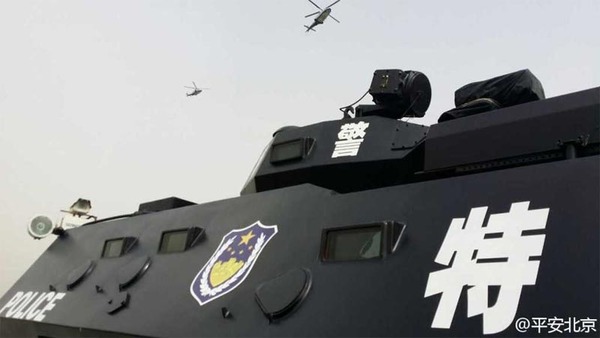 车队行进有序，警用直升机跟进。空地协同，是演练的重要科目。