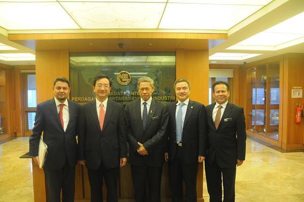 黄惠康大使会见马来西亚贸工部部长慕斯塔法|