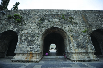 汉中门、西安门上爬山虎全被清除 南京将难见