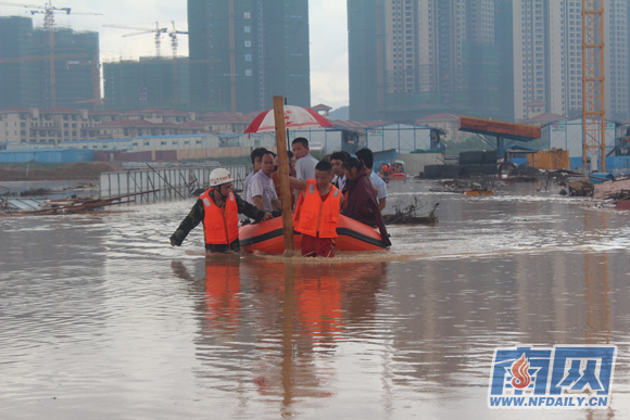 惠州今晨再次出现特大暴雨 车辆被淹渔船被冲