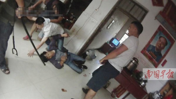 粉仔操刀砍来民警举枪射去 横县警方取缔吸毒