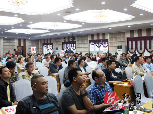 拍卖会现场，竞买者纷纷争相叫价。