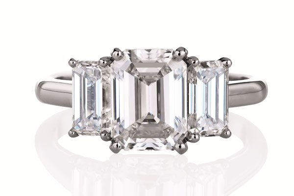 此款DB CLASSIC TRIO戒指镶嵌三枚钻石，体现生命的完美平衡，代表着女性生命中的完美平衡与和谐，以及三种关键元素所展现出的女性自然之美：精神，身体与灵魂。