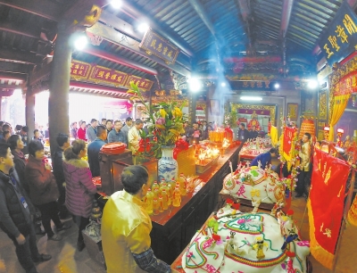 云霄威惠庙，人们正举行祭祀典礼。