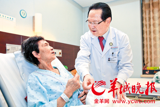 徐克成对每位患者的医治都耐心细致