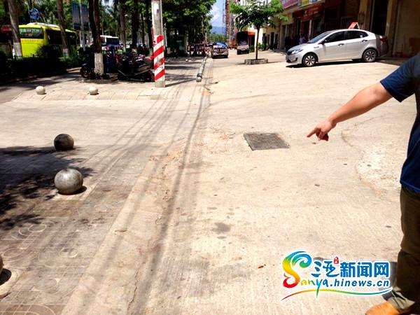 当事人指认被殴现场(三亚新闻网记者 刘丽萍摄)