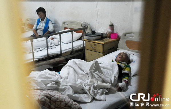 　　2014年5月20日，湖北麻城市五里墩小学，有一名福建男子闯入学校砍伤学生。该校共有8名学生受伤，均在麻城市人民医院救治。图为当晚受伤学生在医院接受治疗。  图片来源：东方IC