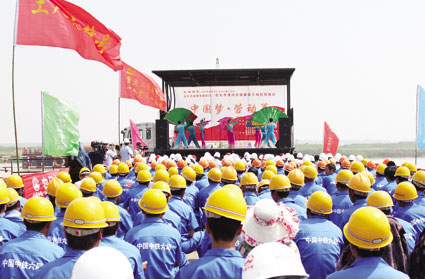 淮南艺术剧院赴孔李淮河大桥慰问演出(图)