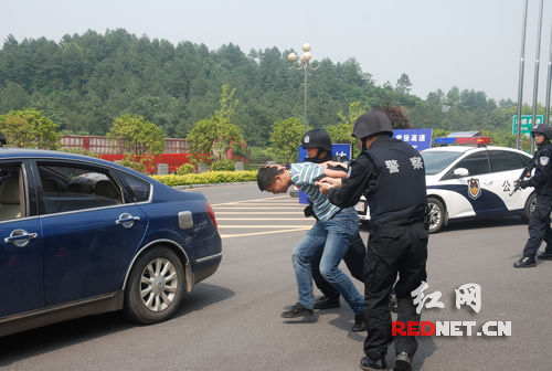 湖南高速警察举行警务实战技能汇报表演 胡椒