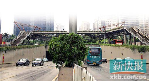 ■高德置地广场附近、CBD隧道上方的一条天桥,行人并不多。