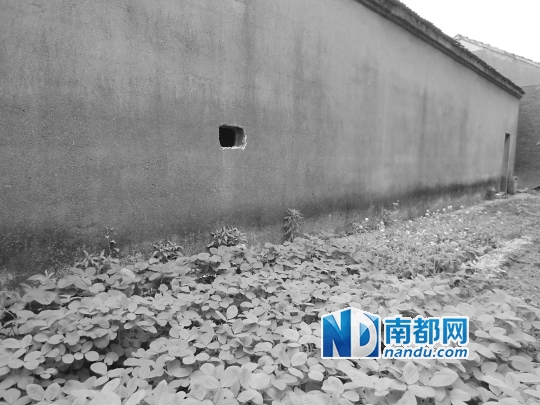刘敦和家通往屋内床头的墙洞,这也是卧床后的他与外界的唯一连通。