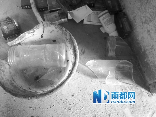 刘敦和家里,残留在地上的玻璃杯碎片。