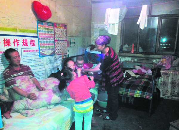 记者直击<em>乌鲁木齐</em>街头卖花女童 夜幕下失色的