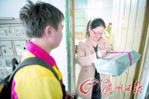 　　现在很多快递公司不会核实收件人身份，导致部分网友用假名购物。但一旦要到邮局提包裹，用假名的网友就傻眼了。（资料图片，图文无关）  新华社发