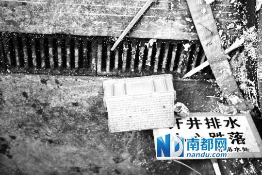 地下停车场排水沟的积水仍在。