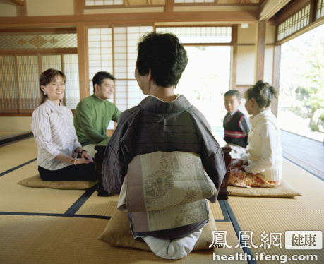 日本的女性为何喜欢下跪服侍男人?|日本女人|日