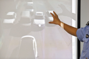 交警展示电子眼手动抓拍过程(都市时报记者 谢瑞)