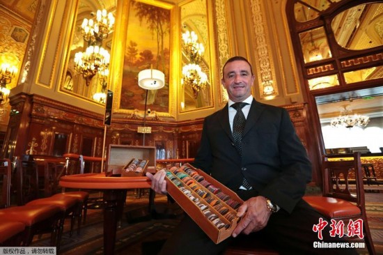 　　埃里克·费鲁斯是棋牌室经理，服务于赌场超过35年，管理棋牌室的所有雇员。