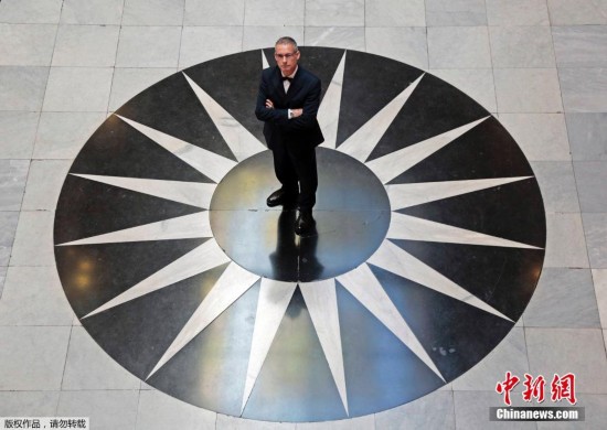 　　Serge Campailla站在赌场的中庭，他在这里服务了22年。