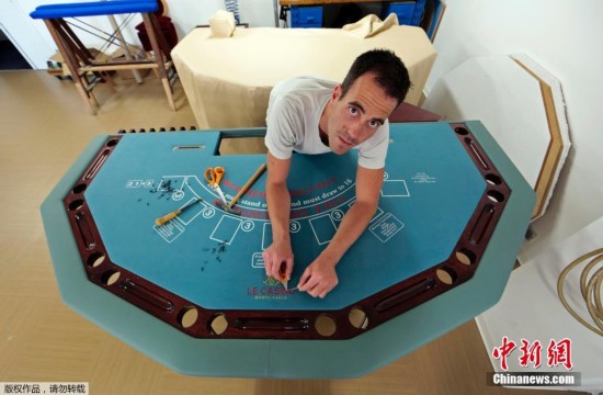 　　赌场维修人员巴兹尼在赌场工作了四年。