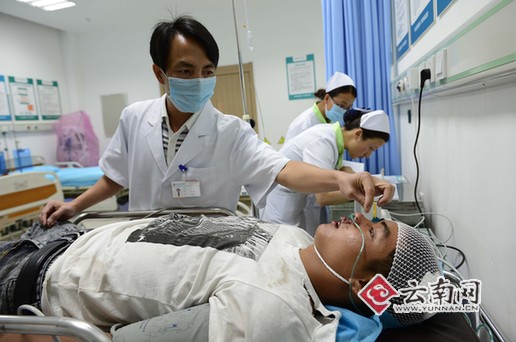 买衣服起冲突被打伤 记者 刘筱庆 摄