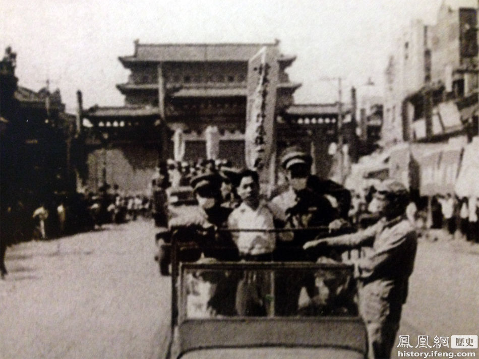 1950年北京人口_1950年北京站工作人员为旅客服务