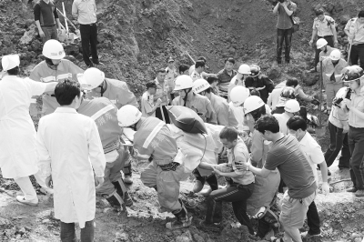 3名消防员抬担架撤离时被埋压殉职|救出|中队长