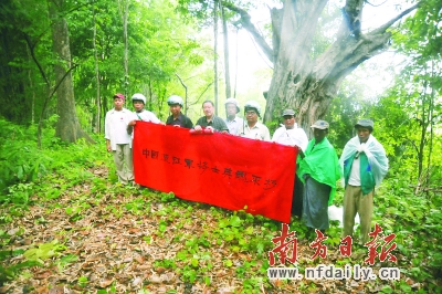 2011年6月1日,戴澄东前往缅北山林茅邦村寻找戴安澜将军殉国地时合影,左起第四为戴澄东。图片由戴澄东提供