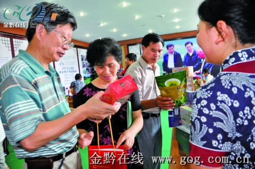 　　“遵义红”多次参加各种茶博会,备受青睐。　瞿欣含摄