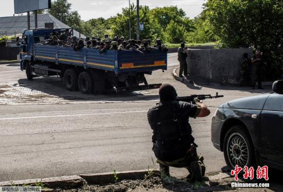 26日,乌克兰政府军迅速对占领顿涅茨克机场的民间武装采取军事行动.