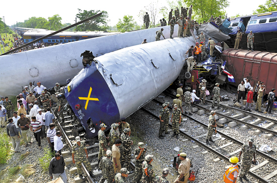 印度列车相撞死伤过百人|货车|相撞