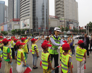 看见小记者协勤行人都不好意思违章啦|华商|交