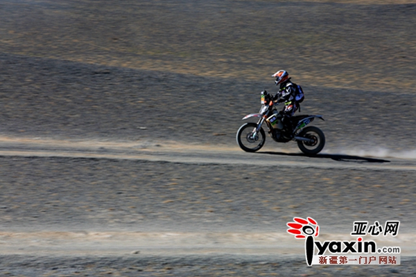图为5月27日，第二赛段一辆摩托车正在比赛过程中 亚心网记者 吕伊晗摄