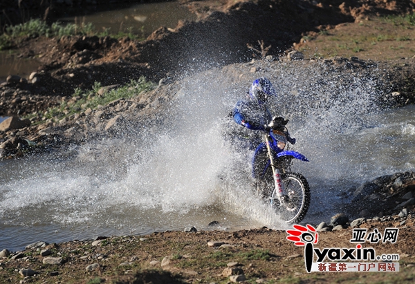 图为周田在2014环塔拉力赛第一赛段的比赛中 亚心网记者 阳光摄