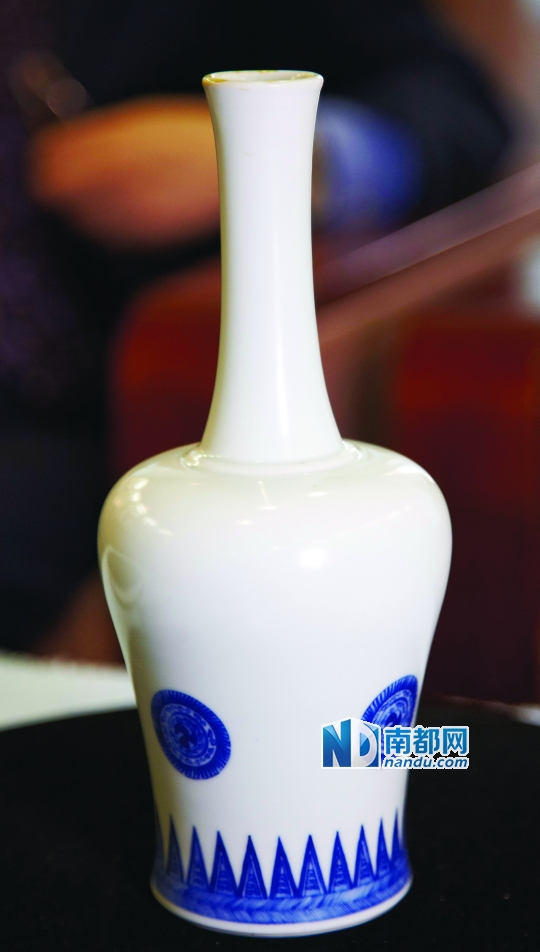 天民楼藏瓷：清康熙青花团花锯齿纹摇铃尊。