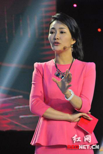(主持人刘娜。赵静 摄)