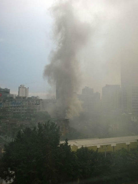 图为现场浓烟滚滚。