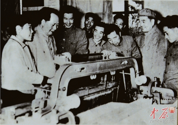 王衍健保存的老照片：1960年，毛泽东主席兴致勃勃地来到河南省工业展览馆视察无梭喷气织机，看后赞不绝口，幽默地说：“天上有喷气飞机，地上有喷气织机。”