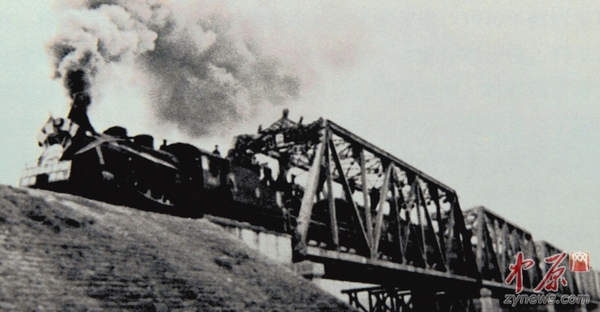 上世纪60年代的京广铁路郑州黄河大桥。