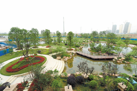 　　开福区珠江花城小区新近修建开放的郦城社区公园一角。