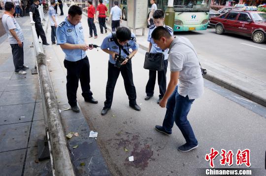 桂林一女子挥刀砍人被特警开枪击伤擒获 患精