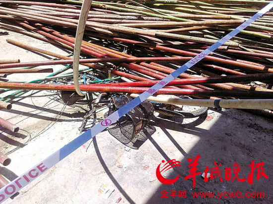 死者的自行车被钢管压在下方